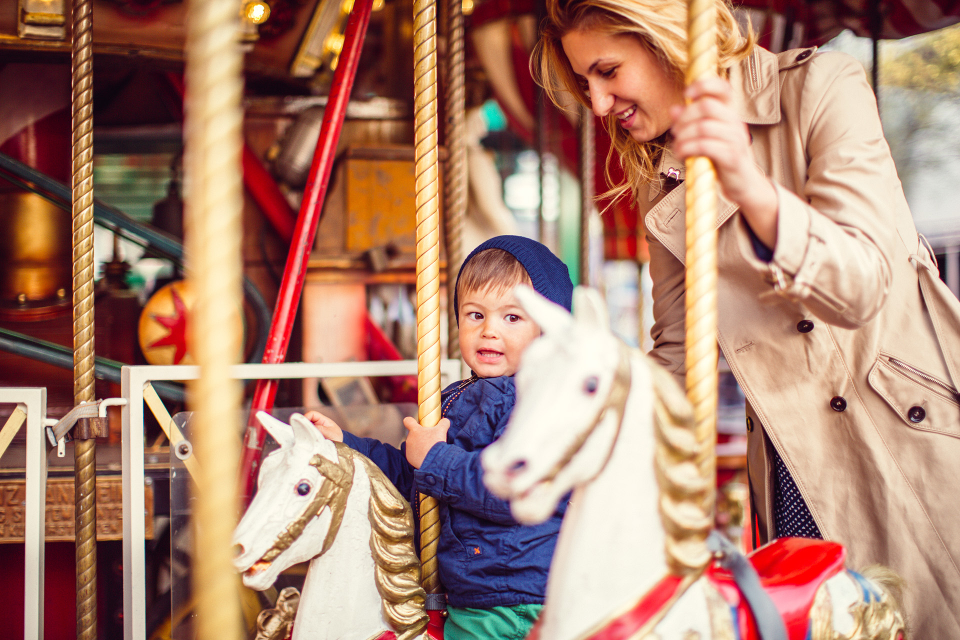 kind in draaimolen Toverland